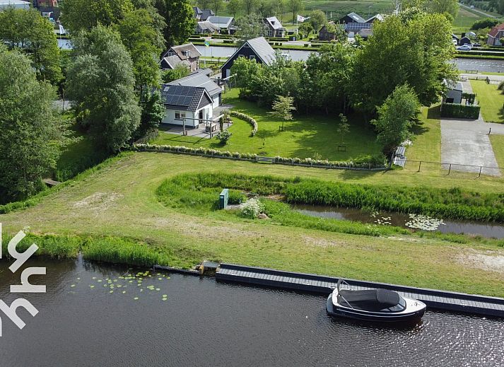 Hal en trap in OV072 vakantiehuis, Giethoorn, met toegang tot de bovenverdieping.