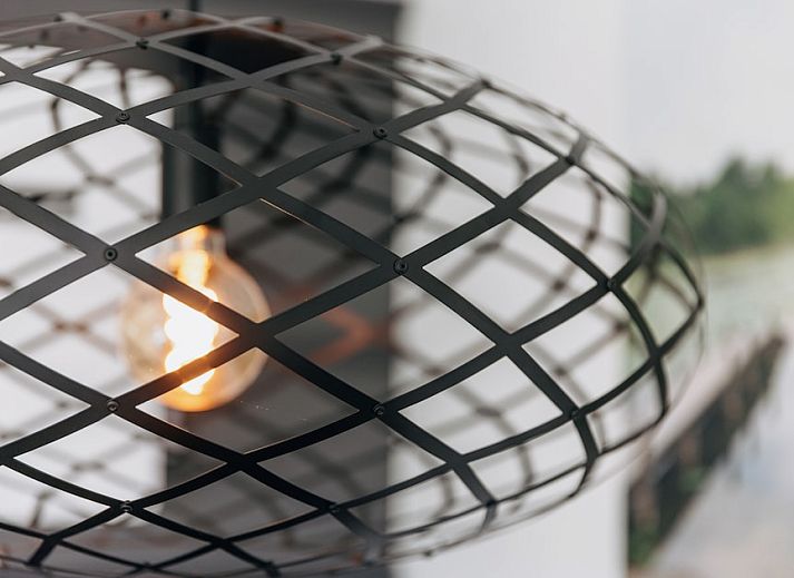 Stilvolle Beleuchtung im Chalet Stork 4, gelegen im malerischen Giethoorn, Nordwest Overijssel, ideal fuer einen stimmungsvollen Aufenthalt.