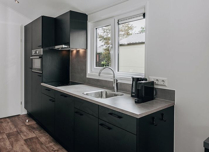 Stilvolle Beleuchtung im Chalet Stork 4, gelegen im malerischen Giethoorn, Nordwest Overijssel, ideal fuer einen stimmungsvollen Aufenthalt.