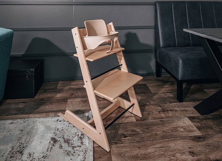 Stilvolle Beleuchtung im Chalet Stork 4, gelegen im malerischen Giethoorn, Nordwest Overijssel, ideal fuer einen stimmungsvollen Aufenthalt.