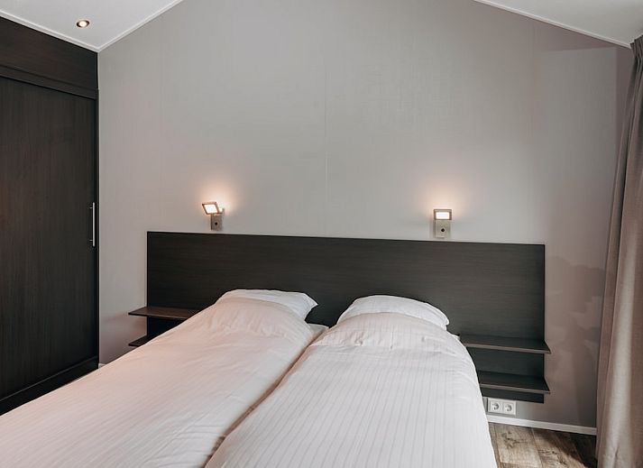 Stilvolle Beleuchtung im Chalet Stork 4, gelegen im malerischen Giethoorn, Nordwest Overijssel, ideal fuer einen stimmungsvollen Aufenthalt.