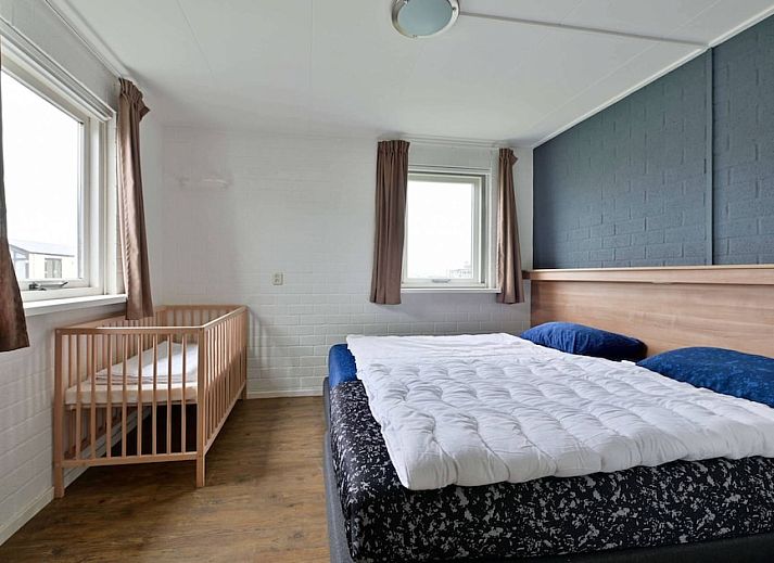 Gemuetliches Wohnzimmer im modern eingerichteten Bungalow De Wijde Blik 6 in Giethoorn, Overijssel. Ideales Ferienhaus zum Entspannen.