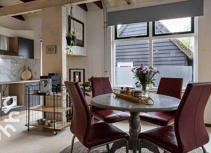 Vacation home OV480 in Giethoorn, Northwest Overijssel, with green garden and terrace for relaxing stay in nature.