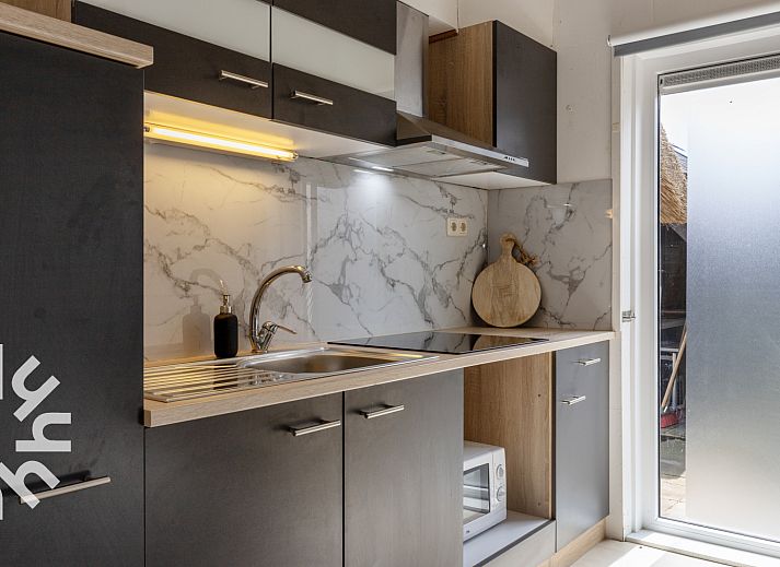 Bedroom of vacation home OV480 in Giethoorn, Northwest Overijssel. Cozy room with comfortable bed and view of nature.