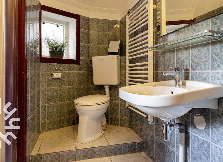 Bedroom of vacation home OV480 in Giethoorn, Northwest Overijssel. Cozy room with comfortable bed and view of nature.