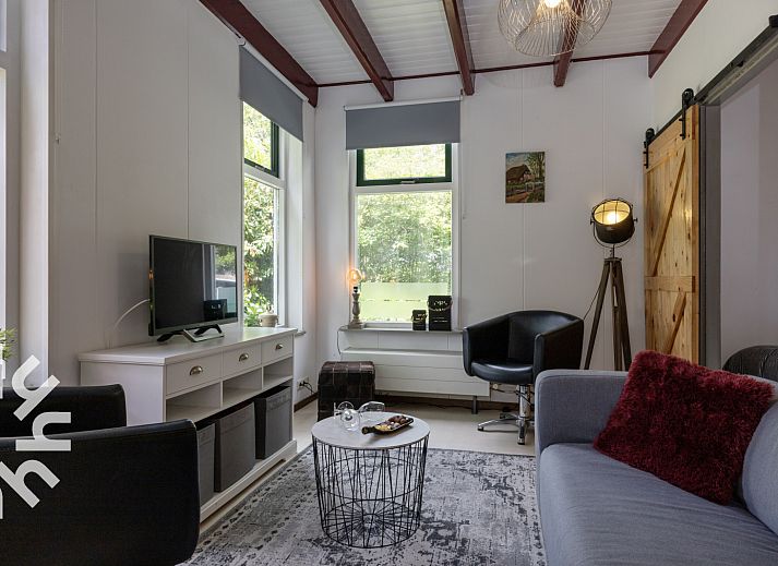 Cozy living room of vacation home OV480 in Giethoorn, Overijssel with comfortable seating area and stylish furnishings.