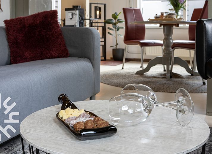 Modern kitchen in vacation home OV480 in Giethoorn, Overijssel, with stylish furnishings and marble back wall.