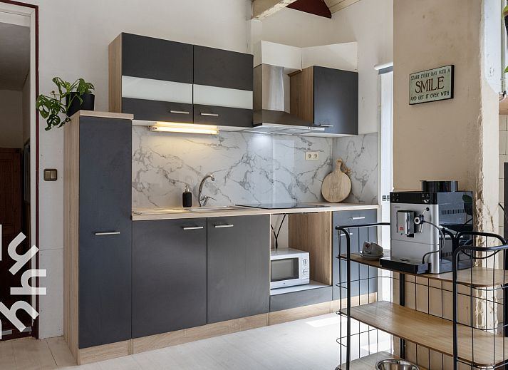 Modern kitchen in vacation home OV480 in Giethoorn, Overijssel, with stylish furnishings and marble back wall.