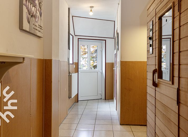 Modern kitchen in vacation home OV480 in Giethoorn, Overijssel, with stylish furnishings and marble back wall.