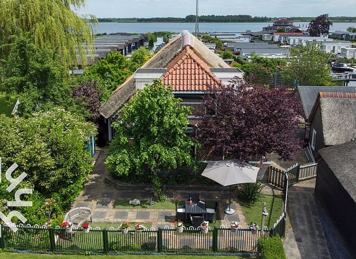 Modern kitchen in vacation home OV480 in Giethoorn, Overijssel, with stylish furnishings and marble back wall.