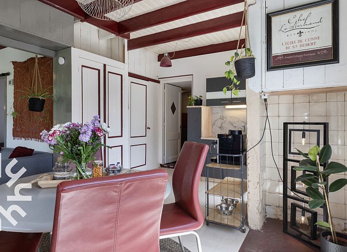 Attractive bedroom in vacation home OV480 in Giethoorn, Overijssel, with comfortable bed and view of green nature.