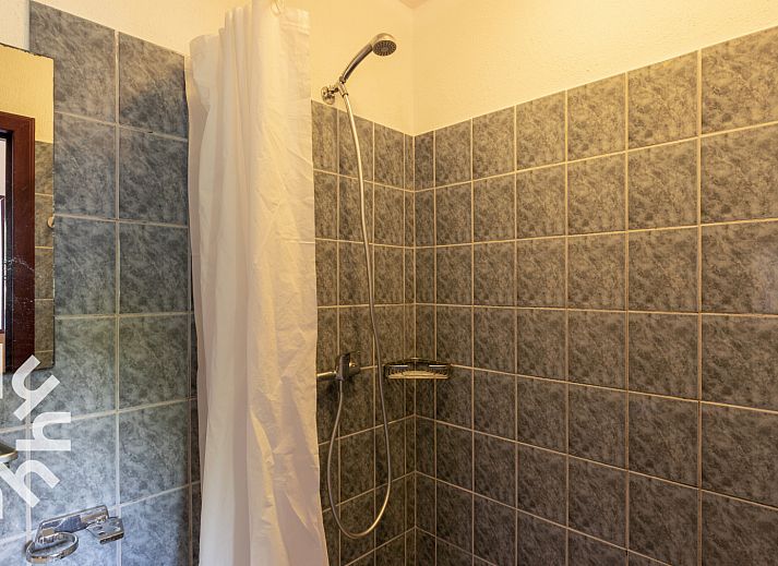 Attractive bedroom in vacation home OV480 in Giethoorn, Overijssel, with comfortable bed and view of green nature.