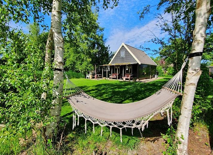 Geniessen Sie die Haengematte im Ferienhaus in Giethoorn, einem idyllischen Ferienhaus in Nordwest Overijssel, umgeben von ueppiger Natur.