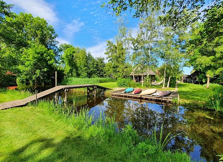 Geniessen Sie die Haengematte im Ferienhaus in Giethoorn, einem idyllischen Ferienhaus in Nordwest Overijssel, umgeben von ueppiger Natur.
