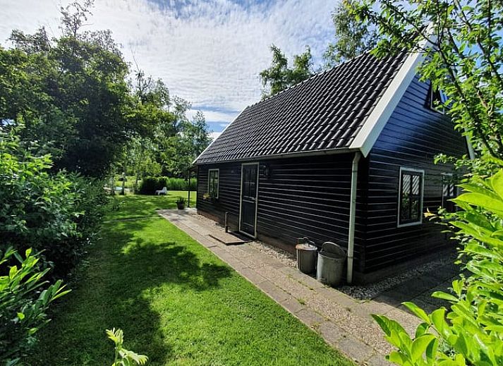 Geniessen Sie die Haengematte im Ferienhaus in Giethoorn, einem idyllischen Ferienhaus in Nordwest Overijssel, umgeben von ueppiger Natur.