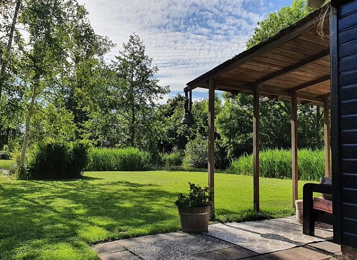 Geniessen Sie die Haengematte im Ferienhaus in Giethoorn, einem idyllischen Ferienhaus in Nordwest Overijssel, umgeben von ueppiger Natur.