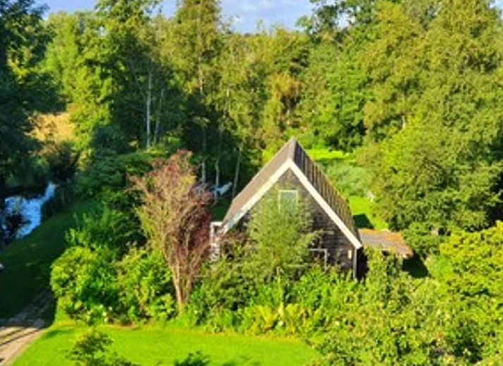 Geniessen Sie die Haengematte im Ferienhaus in Giethoorn, einem idyllischen Ferienhaus in Nordwest Overijssel, umgeben von ueppiger Natur.
