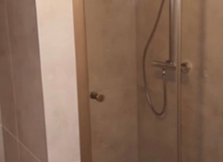 Gemuetliches Aeusseres des Ferienhauses in Giethoorn, gelegen in der gruenen Landschaft von Nordwest Overijssel fuer einen erholsamen Aufenthalt.