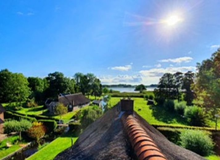 Gemuetliches Aeusseres des Ferienhauses in Giethoorn, gelegen in der gruenen Landschaft von Nordwest Overijssel fuer einen erholsamen Aufenthalt.