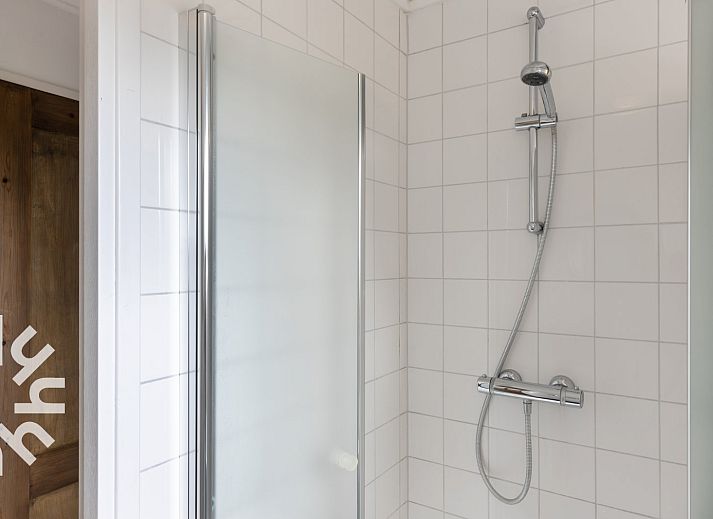 OV207 vakantiehuis in Giethoorn, gelegen aan een houten terras met groene omgeving in Noordwest Overijssel.