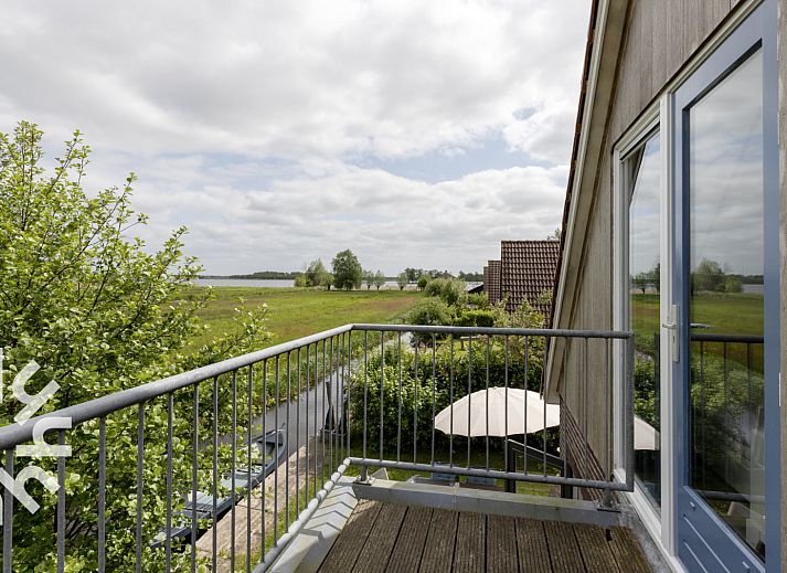 OV207 vakantiehuis in Giethoorn, gelegen aan een houten terras met groene omgeving in Noordwest Overijssel.