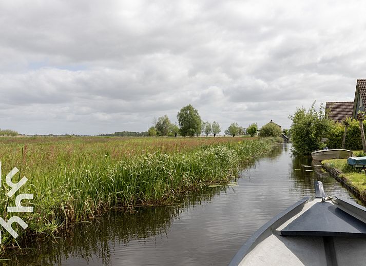 Stijlvolle woonkamer van vakantiehuis OV207 in Giethoorn, Overijssel, met moderne meubels en veel natuurlijk licht.