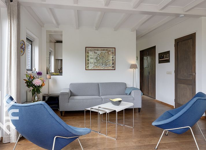 Stijlvolle woonkamer van vakantiehuis OV207 in Giethoorn, Overijssel, met moderne meubels en veel natuurlijk licht.