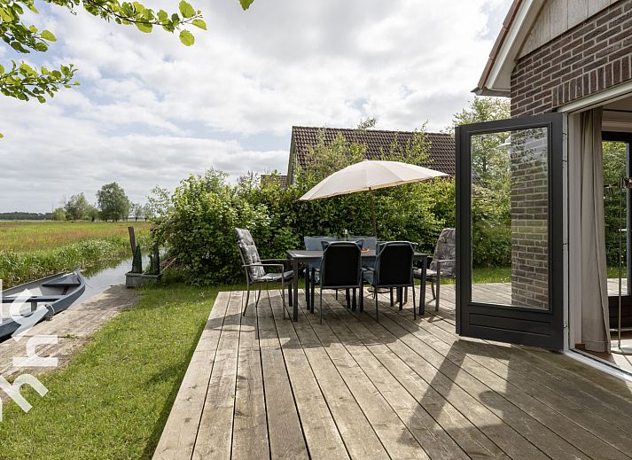 Compacte badkamer in vakantiehuis OV207, Giethoorn, met witte tegels en moderne voorzieningen.