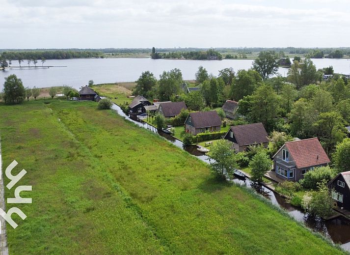 Compacte badkamer in vakantiehuis OV207, Giethoorn, met witte tegels en moderne voorzieningen.