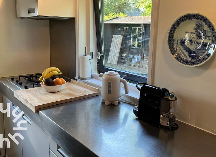 Slaapkamer in vakantiehuis OV207, Giethoorn, met rustiek houten interieur en uitzicht op de natuur.