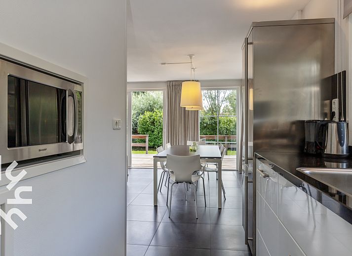 OV688 vacation home in Giethoorn overlooking the water in Northwest Overijssel, ideal for nature lovers.