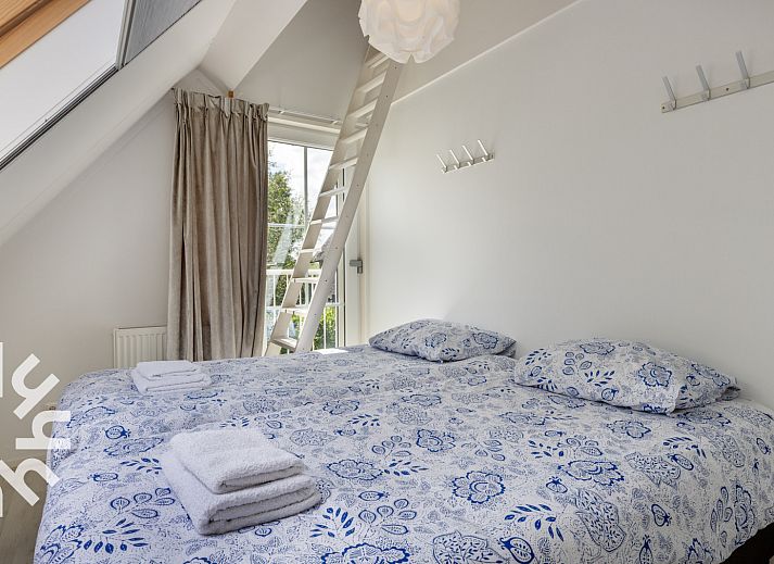 Modern bathroom in vacation home OV688 in Giethoorn, Northwest Overijssel, equipped with a stylish sink.