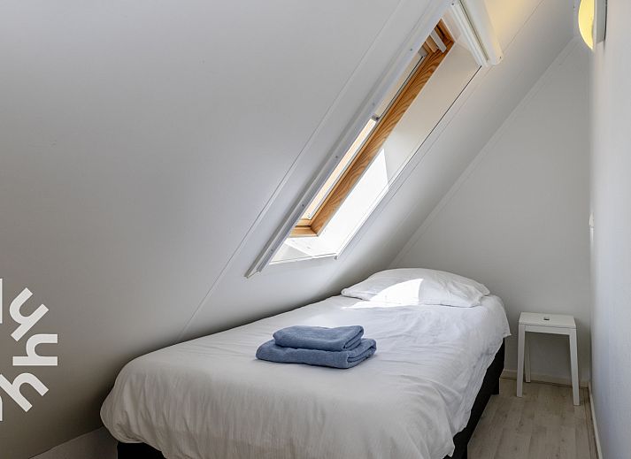 Modern bathroom in vacation home OV688 in Giethoorn, Northwest Overijssel, equipped with a stylish sink.