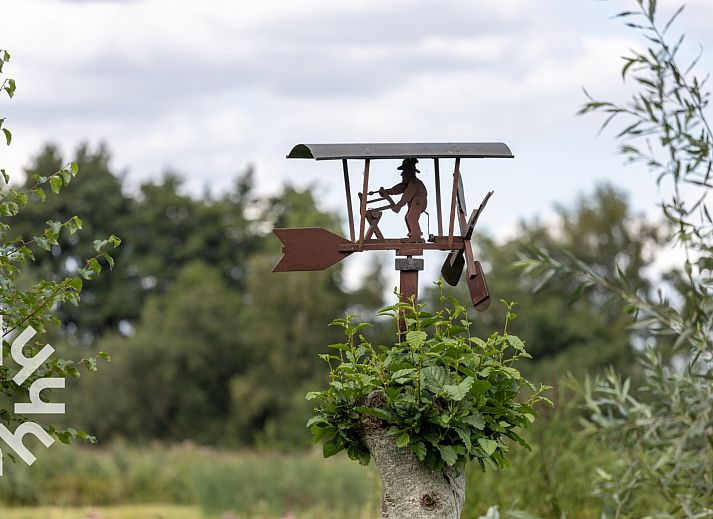 Modern bathroom in vacation home OV688 in Giethoorn, Northwest Overijssel, equipped with a stylish sink.