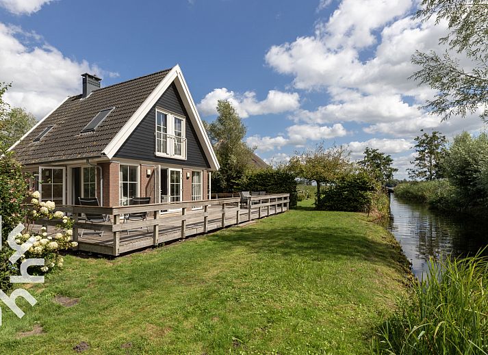 Bright bedroom in vacation home OV688 in Giethoorn, Overijssel, with comfortable bed and skylight.