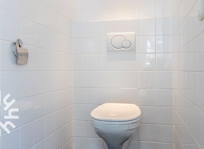 Bright bedroom in vacation home OV688 in Giethoorn, Overijssel, with comfortable bed and skylight.