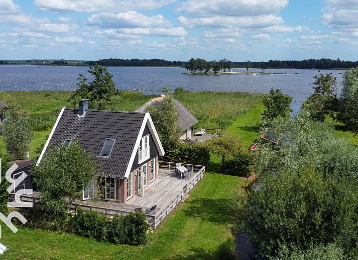 Bright bedroom in vacation home OV688 in Giethoorn, Overijssel, with comfortable bed and skylight.