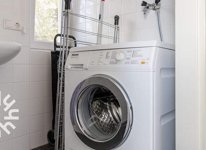 Bright bedroom in vacation home OV688 in Giethoorn, Overijssel, with comfortable bed and skylight.