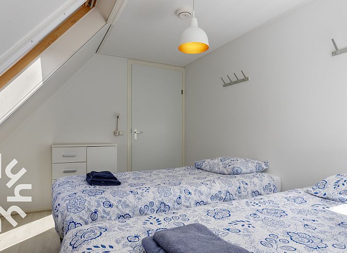 Bright bedroom in vacation home OV688 in Giethoorn, Overijssel, with comfortable bed and skylight.