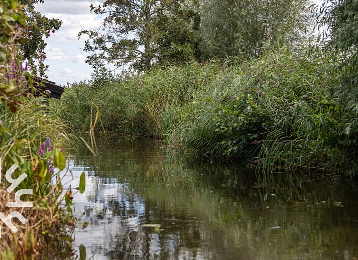 Sleek designer toilet in vacation home OV688, located in picturesque Giethoorn, Northwest Overijssel.