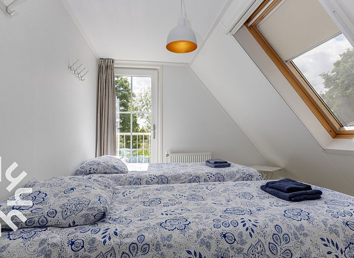 Charming facade of vacation home OV688 in Giethoorn, Overijssel, with classic windows and natural surroundings.