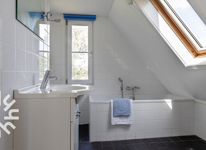 Charming facade of vacation home OV688 in Giethoorn, Overijssel, with classic windows and natural surroundings.