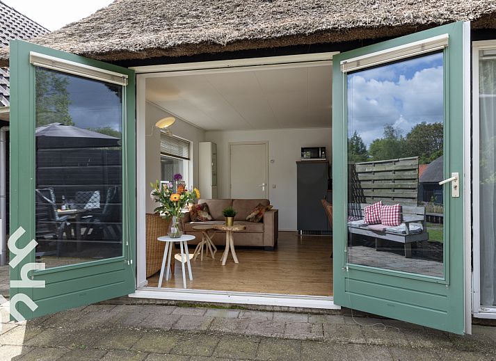 Luftaufnahme des Ferienhauses OV117 in Giethoorn, Nordwest Overijssel, mit Reetdach und grossem Garten.