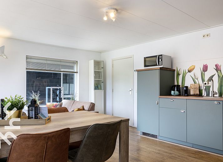 Malerische Umgebung von OV117 in Giethoorn, Nordwest Overijssel, mit malerischen Grachten und Bruecken.