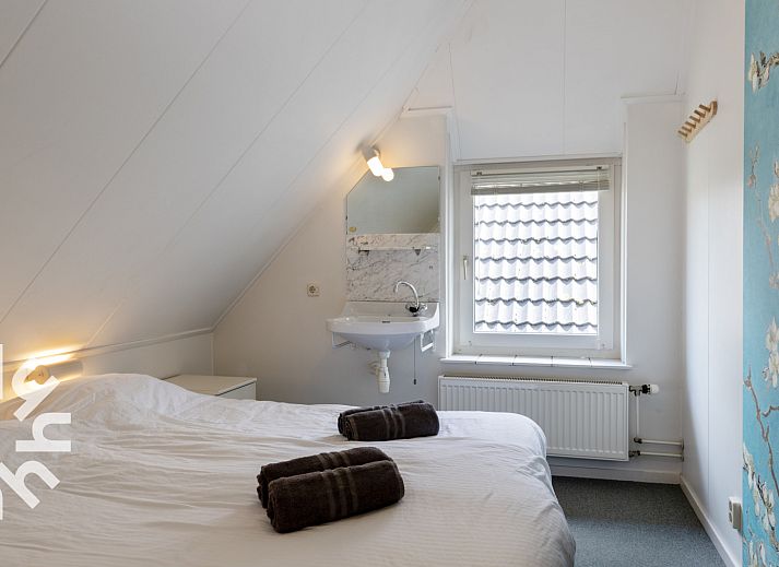 Malerische Umgebung von OV117 in Giethoorn, Nordwest Overijssel, mit malerischen Grachten und Bruecken.