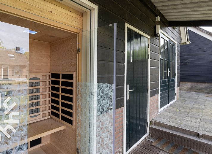 Malerische Umgebung von OV117 in Giethoorn, Nordwest Overijssel, mit malerischen Grachten und Bruecken.