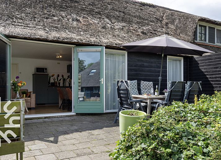 Malerische Umgebung von OV117 in Giethoorn, Nordwest Overijssel, mit malerischen Grachten und Bruecken.