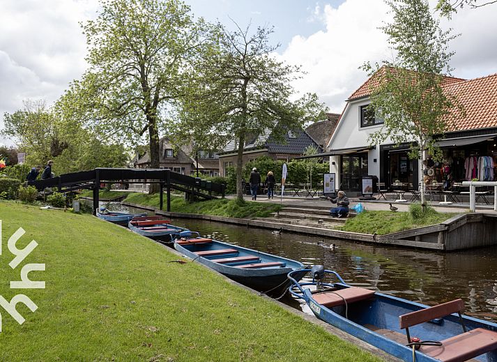 Moderne Kueche im Ferienhaus OV117 in Giethoorn, Nordwest Overijssel, mit farbenfroher Tulpenwanddekoration.