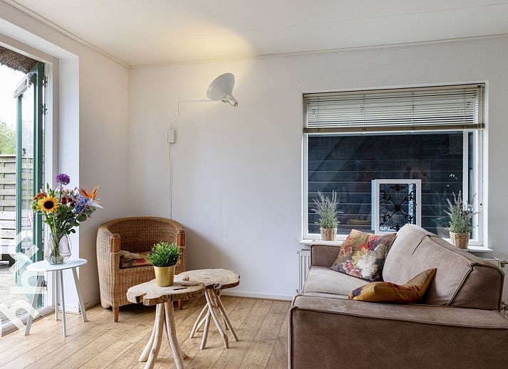 Moderne Kueche im Ferienhaus OV117 in Giethoorn, Nordwest Overijssel, mit farbenfroher Tulpenwanddekoration.