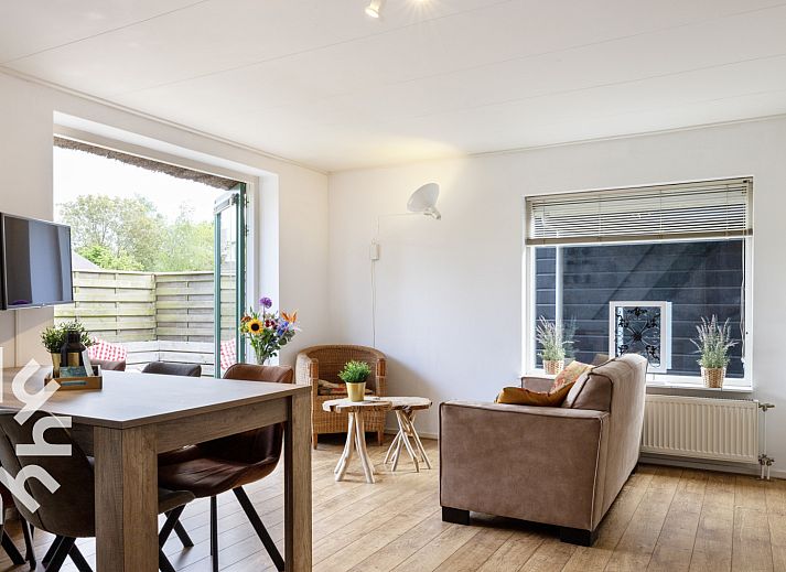 Moderne Kueche im Ferienhaus OV117 in Giethoorn, Nordwest Overijssel, mit farbenfroher Tulpenwanddekoration.